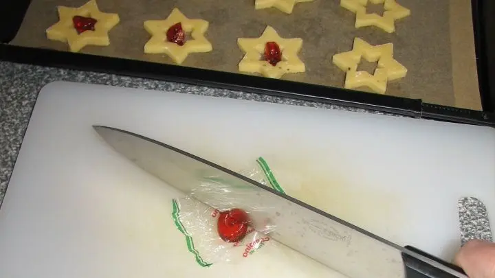 Die Bonbons sind so hart und spröde, dass sie sehr leicht zerbrechen – sie sollen in die Mitte passen und nicht oben auf liegen (meist ist eine Hälfte ein bisschen größer, dann noch eine Ecke weg).
