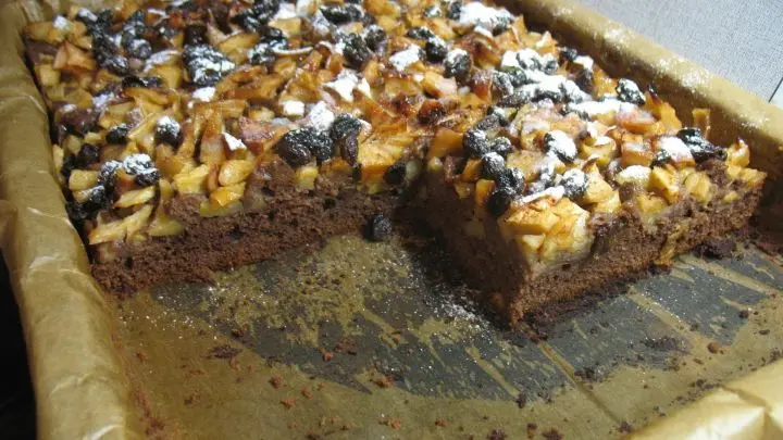 Der fertige Kuchen kann nach dem Abk&uuml;hlen noch mit Puderzucker best&auml;ubt werden, aber auch warm ist er sehr lecker.