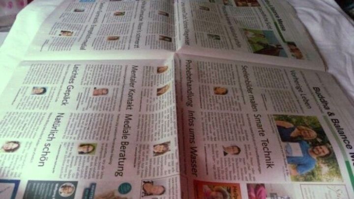 Eine ausgebreitete Zeitungsseite liegt auf einem Tisch, bereit zur Herstellung von M&uuml;llt&uuml;ten aus Zeitungspapier.