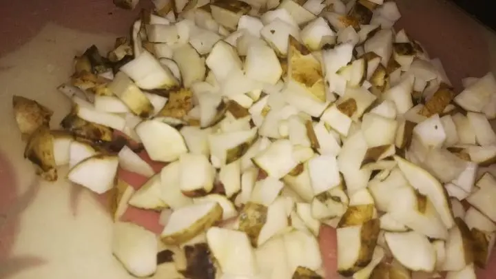 Topinambur in gleichmäßige ca. 1 cm große Würfel schneiden, die Schale bleibt für die Kaffeeherstellung oben. Denn auch die Schale enthält Bitterstoffe. Abgesehen davon ist das Schälen bei manchen Sorten nicht sehr einfach bis unmöglich.