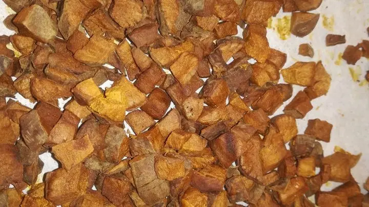 Man gibt die Topinambur Würfel auf ein mit Backpapier ausgelegtes Backblech. Im Backrohr bei Umluft mit ca. 180 Grad lässt man sie bei ständiger Beobachtung ca. 40 Minuten rösten bzw. dunkel werden.