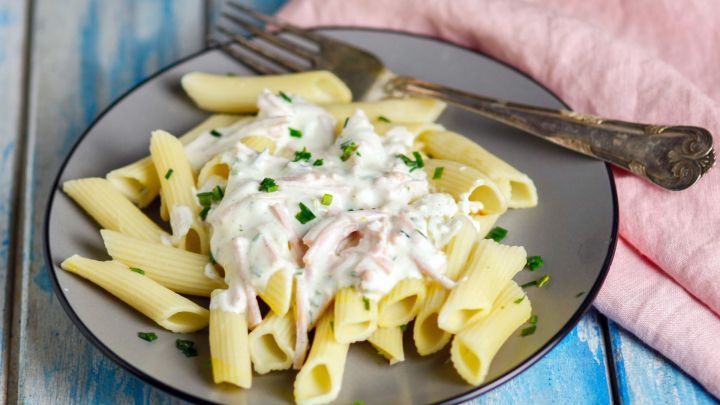 Nudeln in Frischkäse-Sahne-Schinkensauce - Rezept | Frag Mutti