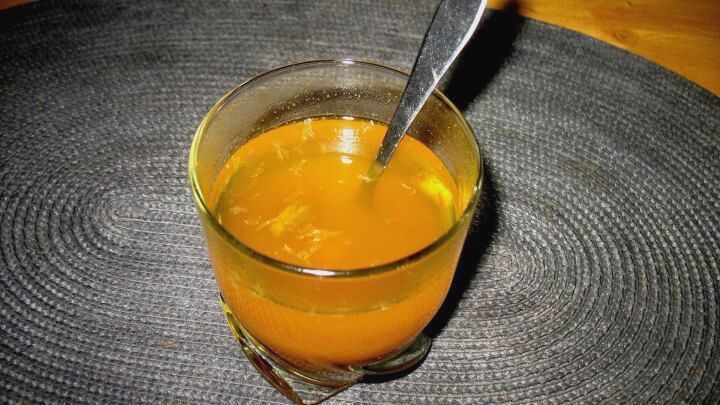 Kurkuma-Ingwer-Tee kann man ganz einfach aus wenigen Zutaten zubereiten. Gesund und heilsam.