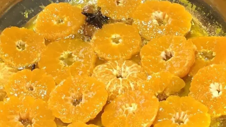 Mandarinenscheiben dazugeben, einmal wenden und dann die Pfanne vom Herd nehmen und alles lauwarm abk&uuml;hlen lassen.