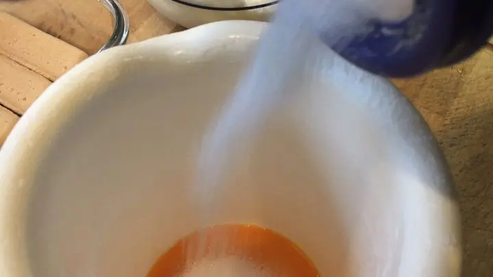 Die 4 Eigelb mit dem restlichen Zucker (100 g) mit dem Handmixer oder K&uuml;chenmaschine mindestens 8 Minuten (!) schaumig schlagen, den Mascarpone hinzuf&uuml;gen.