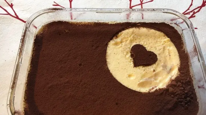 Kurz vor dem Servieren kommt der Kakao auf die Masse, fertig. Bei uns kam dieses fruchtige Dessert sehr gut an, sowohl bei den Kindern, als auch bei den Leuten, die kein Koffein vertragen.