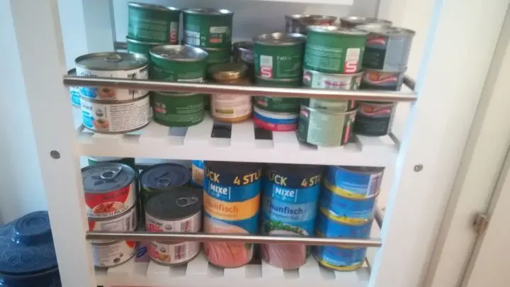 Ohne Kühlung kommen im Allgemeinen alle Fertiggerichte von Suppe bis Eintopf und Gulasch in der Konservendose aus. Auch getrocknete Tortellini mit unterschiedlichsten Füllungen sind sinnvoll.