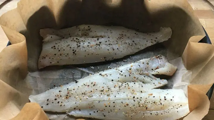 Den Fisch wie gewohnt braten, so kurz wie m&ouml;glich, damit der Fisch nicht trocken wird. Die Br&auml;une des Fisches ist nicht so stark wie in viel Fett ohne Backpapier gebraten, es ist halt eine Gratwanderung.