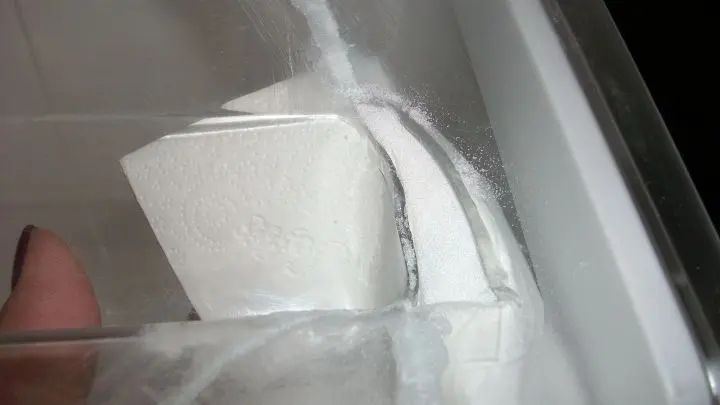 Habe das Plastikteil vorsichtig mit dem Granulat bestreut und dann den Kleber darauf gegeben und auch das hat zu meiner Zufriedenheit funktioniert.