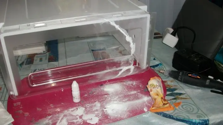 Habe ewig nach einer Lösung gesucht und wurde fündig, ich habe diese Bruchkanten rechts und links entlang des gesamten Risses mit einem Dremel-Schleifer abgeschrägt, angeschliffen.