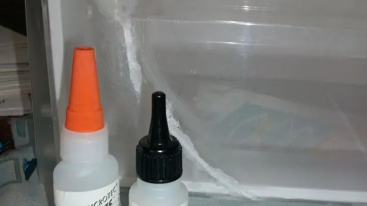 Für das Loch habe ich meinen Spezial-2-Komponentenkleber genommen, den Micotec/Turbotec, der besteht aus einer Flasche Granulat, welches ich trocken lagere, und ein Fläschchen Kleber, welcher im Kühlschrank aufbewahrt wird.