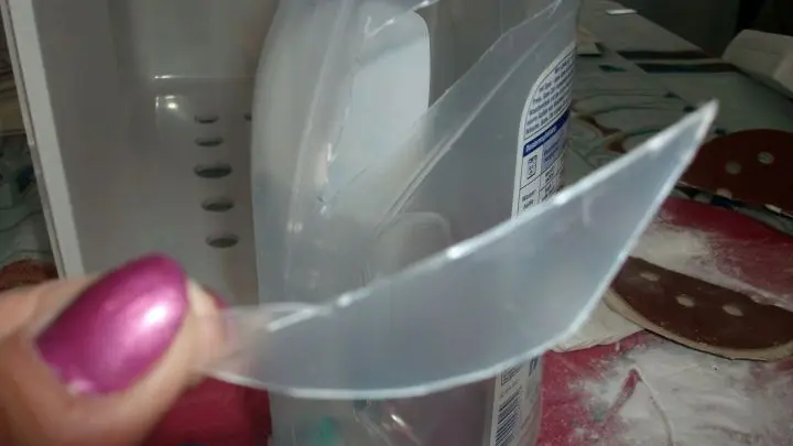 Ich habe ich mir aus einer leeren Flüssigwaschmittelflasche ein Stück bereits gebogenes Plastik ausgeschnitten für mein Loch.