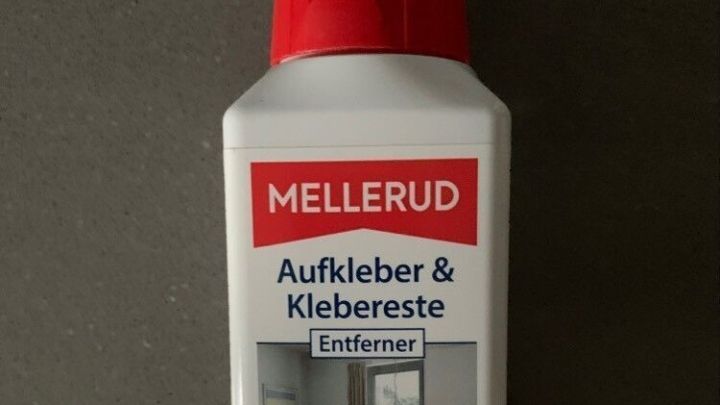 Ein Fl&auml;schchen mit Mellerud Aufkleber- und Klebereste Entferner steht auf einer dunklen Oberfl&auml;che, bereit zur Anwendung.