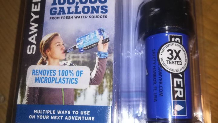 Ein Wasserfilter in Verpackung entfernt Schadstoffe und eignet sich f&uuml;r nachhaltige Trinkwasserlagerung im Survival-Kontext.