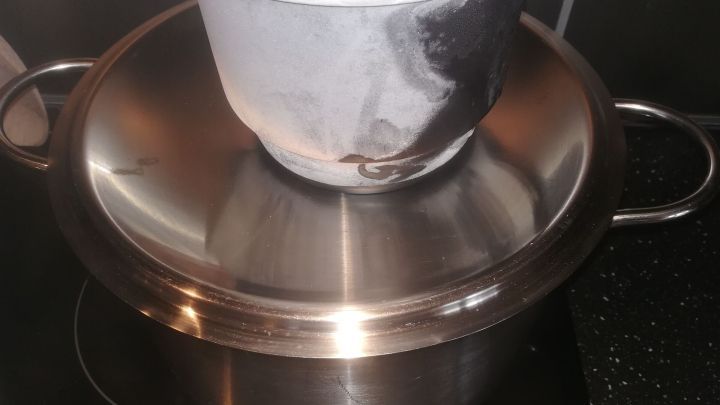Ein K&uuml;hlpad oder Eisw&uuml;rfel in einem Kunststoffsack beschleunigen das Kondensieren am Deckel. Bei meinem Versuch war die Ausbeute jedoch nicht so gro&szlig;, da der Deckel seitlich nicht gut abdichtete.