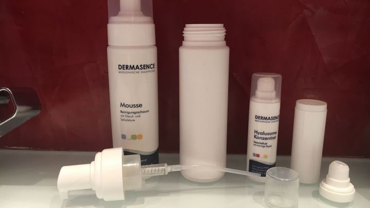 Formsch&ouml;ne Spender stehen auf einer Oberfl&auml;che, w&auml;hrend einige leer sind, bereit zur Wiederverwendung in einem Badezimmer.