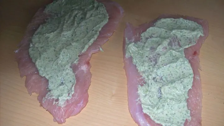 Jetzt streiche ich die Paste auf die Putenschnitzel, den Rand lasse ich dabei etwas frei.