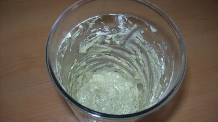 Den durchwachsenen Speck schneide ich in sehr kleine W&uuml;rfelchen und gebe diese ebenso wie den Mascarpone bzw. Frischk&auml;se, Salz und Pfeffer in einen hohen R&uuml;hrbecher und p&uuml;riere alles mit einem P&uuml;rierstab gut durch.