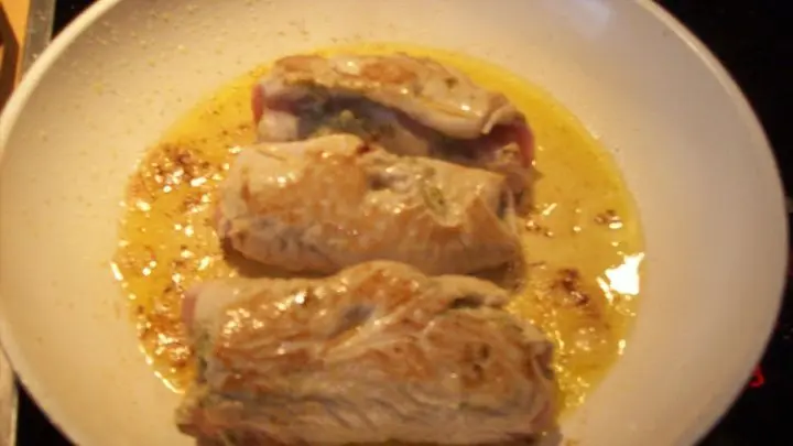 In einer Pfanne erhitze ich nun Butter und Oliven&ouml;l und brate die Rollen rundum bei mittlerer Hitze kr&auml;ftig an.