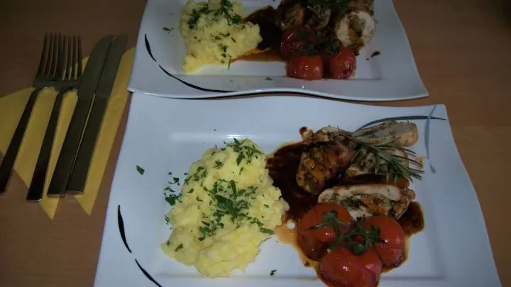 Ist die Garzeit erreicht, werden die Rollen zum Anrichten auf Scheiben oder in gr&ouml;&szlig;ere Teilst&uuml;cke geschnitten, die Tomaten werden ebenfalls auf den Tellern angerichtet.