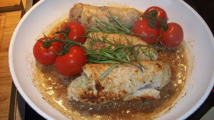 Kirschtomaten - gern auch mit ihren St&auml;ngeln - werden zum Fleisch in die Pfanne gelegt und k&ouml;nnen nun bis zum Ende der Garzeit mitschmoren.