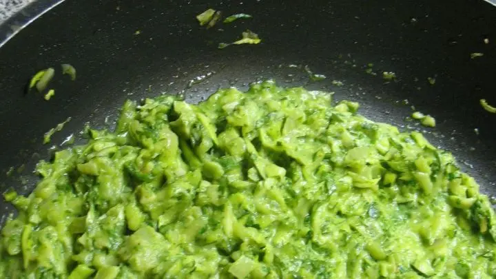 Der fein gehackte und mit Zitronensaft p&uuml;rierte Rucola wird mit der abgek&uuml;hlten Zucchini-Zwiebel-Knoblauch-Masse vermischt, dann wird die Salatcreme unterger&uuml;hrt und alles kr&auml;ftig gew&uuml;rzt.   