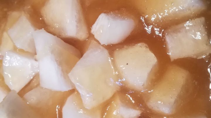 Gelbe Gew&uuml;rze und Honigst&uuml;ckchen sind in einer Sch&uuml;ssel vermischt, bereit zur St&auml;rkung des Immunsystems.