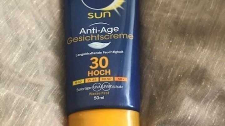 Eine Tube NIVEA Anti-Age Gesichtscreme steht auf einem weichen, hellen Stoff und zeigt den Lichtschutzfaktor 30 hoch.