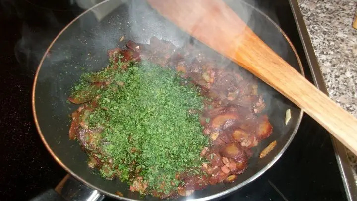 Die Karotten dann in Butter vor sich hin k&ouml;cheln lassen und nach und nach eine klein geschnittene (in W&uuml;rfelchen) Zwiebel, Speckw&uuml;rfelchen und Petersilie hinzugeben.