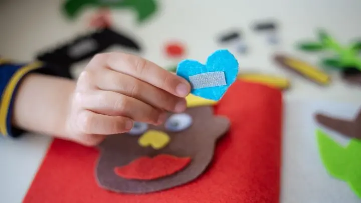 Augen gibt es bereits fertig, als Bastelbedarf zu kaufen. Auf der anderen Seite der Formen habe ich kleine Stücke selbstklebendes Flauschband mit Uhu angebracht.