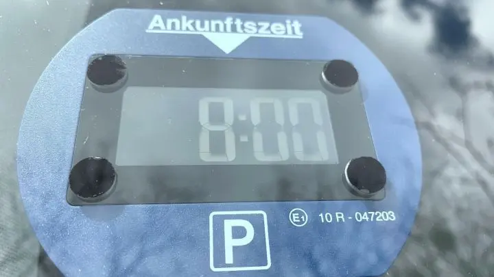 Diese Parkscheiben werden an die Windschutzscheibe geklebt und erkennen den Stillstand bzw. die Bewegung des Fahrzeugs. 