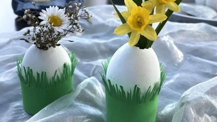 F&uuml;r die Grasbecher beklebt man zugeschnittene Klopapierrollen mit gr&uuml;nem Papier und schneidet es oben ein, sodass die Grasoptik entsteht.