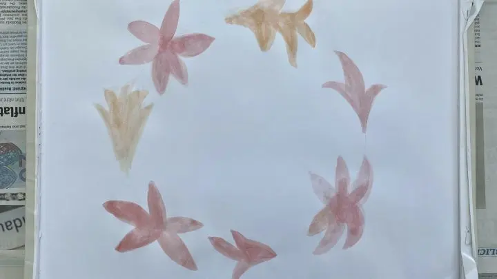 Mit dem Bleistift ganz d&uuml;nn einen Kreis in der gew&uuml;nschten Gr&ouml;&szlig;e aufzeichnen. An diesem Kreis nun orientieren und zun&auml;chst 6-7 Bl&uuml;ten malen.