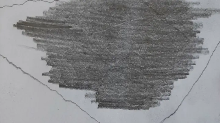 Mit Grafit habe ich die R&uuml;ckseite des Entwurfs dick nachgerieben. Anschlie&szlig;end wollte ich dann auf dem Stein die Buchstaben mit Kugelschreiber und Druck nachfahren und auf den Stein &uuml;bertragen.