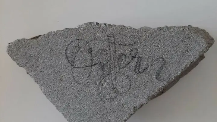 So musste ich meinen Entwurf frei Hand auf den Stein zeichnen: Man kann &uuml;brigens auf Stein wunderbar mit Bleistift und Radiergummi arbeiten!