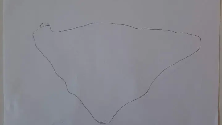 Nach dem Trocknen auf der sonnenbeschienenen Fensterbank zeichnete ich den Umriss grob auf ein St&uuml;ck Papier, damit ich anschlie&szlig;end Form, Gr&ouml;&szlig;e und Ausgestaltung des Letterings besser bestimmen konnte. 