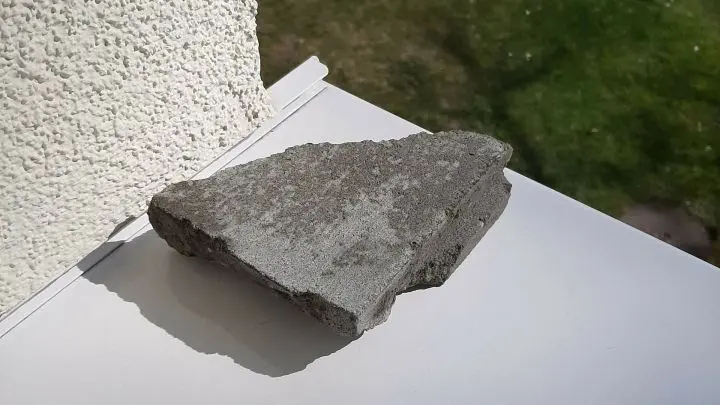Zun&auml;chst habe ich den Stein unter flie&szlig;endem Wasser mit Handseife und einer Schmutz-B&uuml;rste geschrubbt, damit die Farbe besser h&auml;lt.