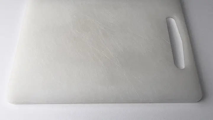 Schneidebrett gründlich mit Spülmittel waschen oder in der Spülmaschine reinigen lassen. Mit Chlorbleiche behandeln („Domestos“ oder „Chlorix“), um die Schneideflächen von alten Gemüseflecken zu befreien.