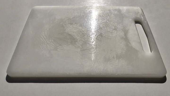 Küchenschneidebrett mit Schnittspuren wieder glätten | Frag Mutti