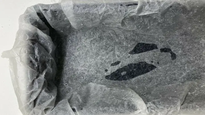 Das Backpapier isDas Backpapier kann in jede Backform, egal ob rund, herzförmig oder normale Kastenform, gelegt werden. Am Ende des Backvorgangs löst sich deine Köstlichkeit dann mitsamt dem Papier aus der Form.