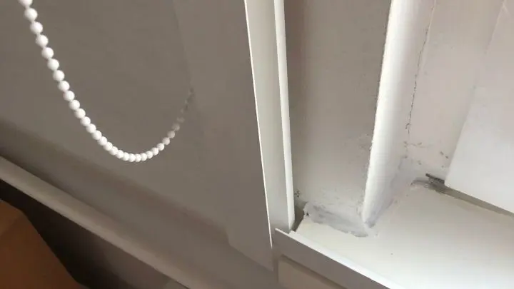 Zu guter Letzt klebte ich eine weitere, passend zurechtgekürzte L-Profil-Schiene auf das Fensterbrett, um auch die Lichtspalte an der Unterkante des Rollos abzudecken.