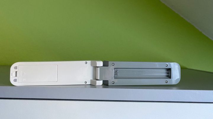 Ein desinfizierendes UVC-Lichtger&auml;t liegt auf einem Tisch und sorgt f&uuml;r chemiefreie Desinfektion in einem modernen Raum.