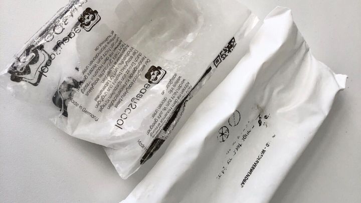 K&uuml;hlakkus liegen nebeneinander auf einem Tisch, bereit, Getr&auml;nke unterwegs k&uuml;hl zu halten und frisch zu halten.