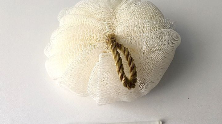 Ein Waschpuschel liegt oben mit einem Kabelbinder daneben, bereit zur Sicherung, in neutralem Raum ohne weitere Objekte.