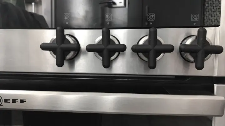 Die Griffe lassen sich nun superleicht drehen, weil ein Fl&uuml;gelkreuz ergonomisch ideal zu greifen ist. Das Arbeiten am Herd machte auf Anhieb wieder richtig Spa&szlig; und optisch passen die schlichten Aufs&auml;tze auch perfekt.