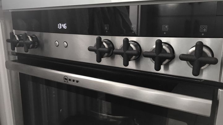 Runde Bedienungskn&ouml;pfe eines Herdes sind mit Fl&uuml;gelgriff-Aufs&auml;tzen versehen, um die Nutzung zu erleichtern.