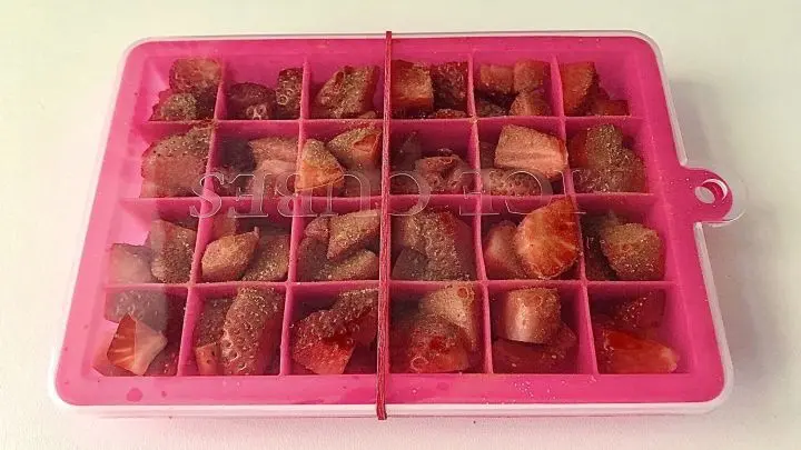 Die Schale mit dem aufgeschobenen Deckel fixiere ich zus&auml;tzlich mit einem Gummi, damit sich der Deckel im Gefrierfach nicht l&ouml;sen kann.