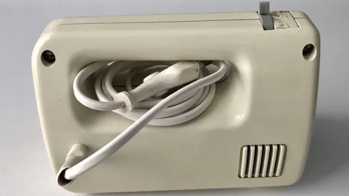 Ich fixiere das Kabel bedarfsweise mit einem Gummi am Ger&auml;t oder presse das Kabelwickel in die vorhandene Griffh&ouml;hle.