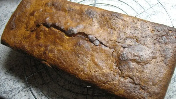 Nach der Backzeit lässt man den Kuchen am besten zunächst in der Form etwas abkühlen, bevor man ihn aus der Form löst und auf einem Kuchengitter weiter abkühlen lässt.