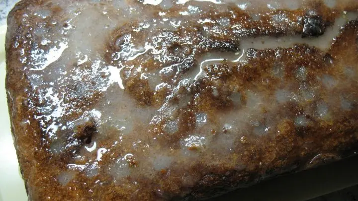 Mit einem Holzstäbchen sticht man sehr dicht nebeneinander Löcher in die Oberfläche und verteilt den Zitronenguss großzügig über den Kuchen.